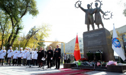 Пандемия учурунда курман болгон медицина кызматкерлерине арналган эстелик ачылды 