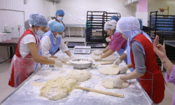 Ош шаары боюнча мектептерде берилип жаткан тамак-аштар текшерилет