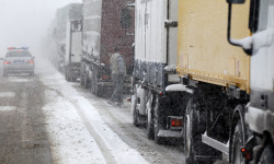 Оор жүк ташыган унааларга чектөө кирди