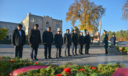 Министрлер Кабинетинин жетекчилиги мамлекеттик ишмер Исхак Раззаковдун эстелигине гүл койду