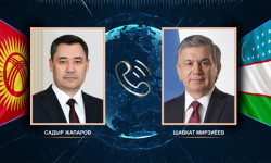 Садыр Жапаров Өзбекстандын Президенти Шавкат Мирзиёевди шайлоодогу жеңиши менен куттуктады
