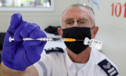 Балдарды коронавирустан коргоо үчүн чоңдор вакцина алышы керек - вирусолог Алексей Аграновский