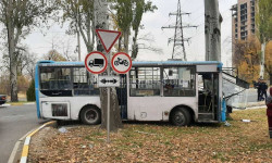 Бишкекте автобус жол кырсыгына кабылып, 21 киши жабыркады  