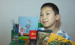 Президент Садыр Жапаров Бишкектин мектеп окуучусуна китептерди белек кылды