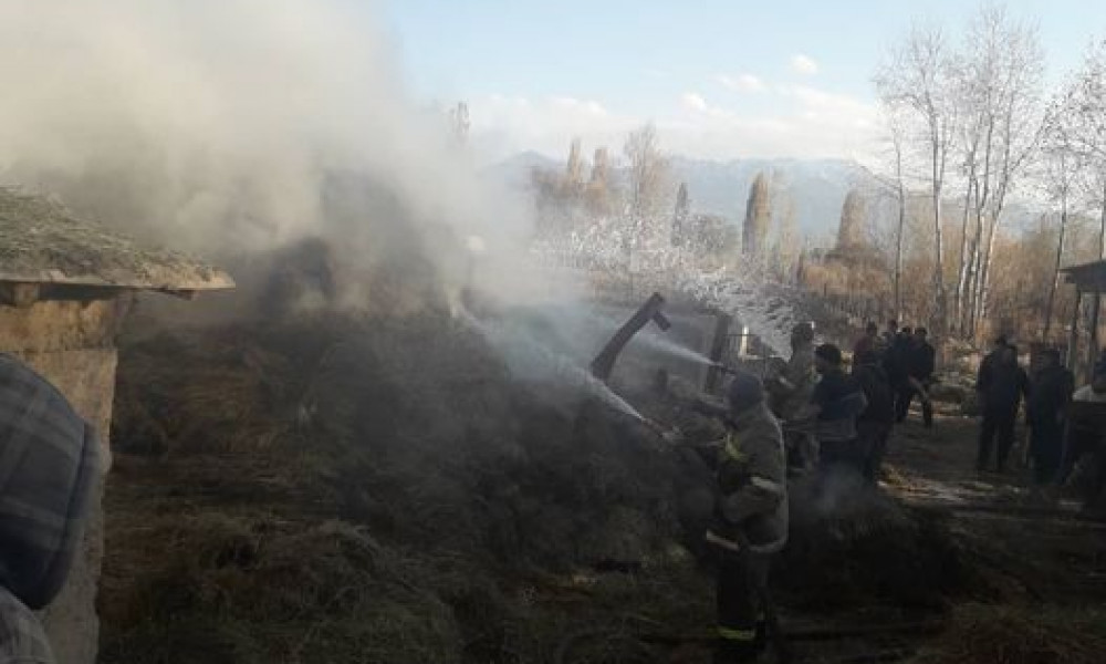 В Нарынской области дети играли с огнем и сожгли 1000 тюков сена