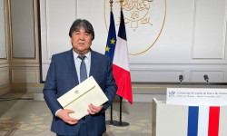 Садык Шер-Нияз Франция президенти Эммануэль Макронго ишеним грамота тапшырды