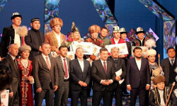 Казакстандагы айтышта баш байгени кыргыз төкмө акыны алды