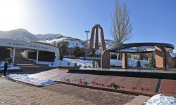 Садыр Жапаров: Ата-бабаларыбыздан калган бай тарых, баа жеткис мурас бизге чоң жоопкерчиликти жүктөйт