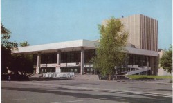 Театр дүйнөсүндө.  ( Кыргыз театры эгемендүүлүк алган жылдарда  ) (аудио)