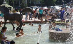 Кечээ гана ачылган фонтанда жаш балдар сууга түшүп жатышат