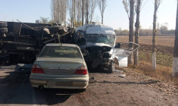 ӨКМ: Бишкек-Ош унаа жолундагы кырсыктын кесепетинен 7 киши каза болду