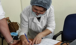 COVID-19: Кыргызстанда бир суткада 7 155 адам эмделди