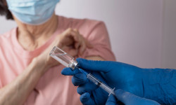 COVID-19: Кыргызстанда бир суткада 10 260 адам эмделди