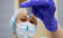 Кыргызстанда коронавируска каршы вакцинанын үчүнчү дозасын 106 адам алды