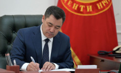 Садыр Жапаров ипотекалык насыяны 25 жылга чейин берүүгө шарт түзгөн мыйзамга кол койду