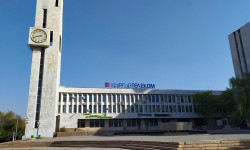 Акылбек Жапаров «Кыргызтелекомдун» долбоорлорун ишке ашыруунун жүрүшү менен таанышты