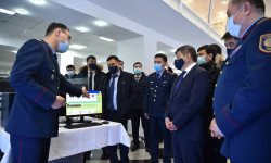 Акылбек Жапаров Казакстандын ИИМ Ыкчам башкаруу борборуна барды