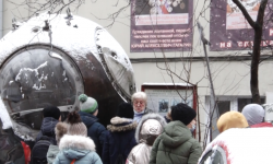 Мекендештердин балдары Москвадагы авиация жана космонавтика үйүндө болушту