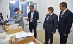 Акылбек Жапаров геологиялык үлгүлөрдү даярдоо лабораториясын ачуу салтанатына катышты