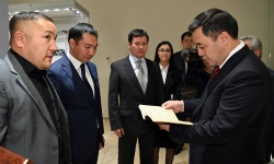 Президент Садыр Жапаров тарых музейине мамлекеттик ишмер Жусуп Абдрахмановдун күндөлүгүн өткөрүп берди