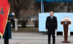 Садыр Жапаров УКМКнын 64479-аскер бөлүгүнүн 50 жылдыгынын урматына аларга Күжүрмөн тууну тапшырды