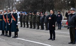 Президент аскер бөлүккө күжүрмөн тууну тапшырды