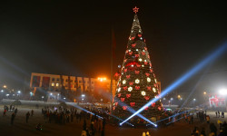 Ош шаарында жаңы жылдык балатынын оту жандырылды 