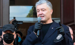 Пётр Порошенко мамлекетке чыккынчылык кылган деп шектелүүдө