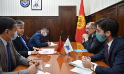 Арзыбек Кожошев ЕККУ Бишкектеги прогграммалык кеңсесинин башчысы, Элчи Алексей Рогов менен жолугушту