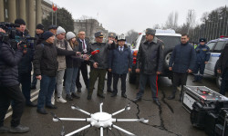 Акылбек Жапаров: Өлкөнүн калкы жаңы жылдык майрам күндөрү коопсуздугу ишенимдүү колдо экендигин сезүүсү керек