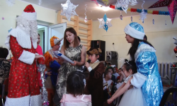 "Үмүт - Надежда" борборунун тарбиялануучуларына жаңы жылдык кече уюштурулду