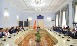 Акылбек Жапаров «Дордой» соода-рынок комплексинин ишкерлери менен жолугушту