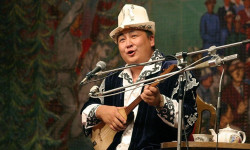 Эл акыны Элмирбек Иманалиевди эскерүү