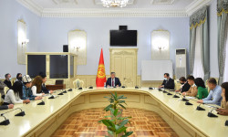 Арзыбек Кожошев Баткен облусун өнүктүрүү маселесин чагылдырган ЖМК өкүлдөрү менен жолугушту