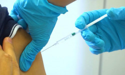 Кыргызстанда коронавируска каршы вакцинанын үчүнчү дозасын бир күндө 2 207 адам алды