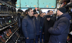 Садыр Жапаров борбордук базардагы ишкерлер менен ККМди киргизүү боюнча көзмө-көз сүйлөштү