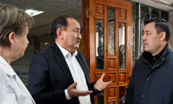 Садыр Жапаров мурунку Республикалык диагностикалык борбордун эмгек жамааты менен жолукту