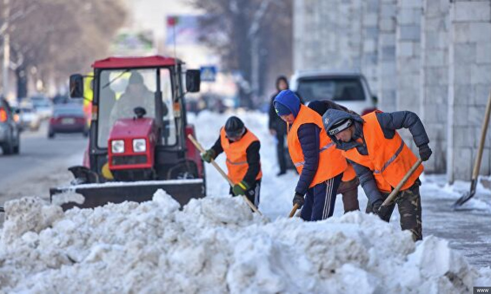 Снегопад в Бишкеке: в уборке задействованы 16 снегоуборочных машин