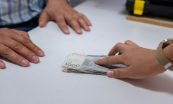 УКМК: Жазаларды аткаруу кызматынын кызматкери кармалды