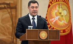 Садыр Жапаров ишмердүүлүгүндө өзгөчөлөнгөн кыргызстандыктарга мамлекеттик сыйлыктарды тапшырды 