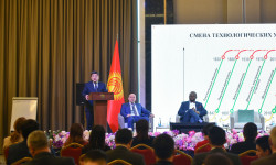 Акылбек Жапаров: Биз 2-3 жылда жүздөгөн кичи ГЭСтерди, күн жана шамал станцияларын ишке берүүбүз керек