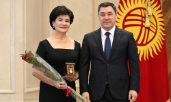 Өлкөнүн өнүгүүсүнө олуттуу салым кошкон кыргызстандыктар сыйланышты