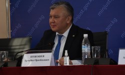 Арзыбек Кожошев: Баткенди өнүктүрүүгө бөлүнгөн 500 млн сом эмнеге жумшалаарын эл чечсин
