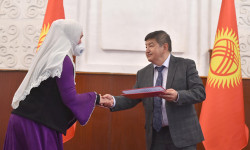 Акылбек Жапаров Баткен облусундагы аз камсыз болгон 50 үй-бүлөгө 100 миң сомдон тапшырды