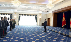 Президент Садыр Жапаров күч түзүмдөрүнүн жетекчилерине аскердик наамдарды ыйгарды