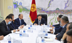 Акылбек Жапаров өлкөнүн калктуу конуштарынын башкы пландарын иштеп чыгуу боюнча жумушчу кеңешме өткөрдү