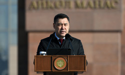 Президент Садыр Жапаров: “Элибиздин намысы, эркиндиги, сыймыгы болгон мамлекеттик желегибизди бийик кармайлы!”