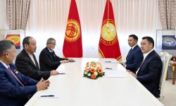 Кыргызстандын мамлекеттик туусунун авторлоруна Кыргыз Республикасынын ардактуу наамдары ыйгарылды