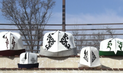 Майрамга карата окуучулар көлөмү 1 метр чамалаган калпактарды жасашты 