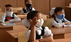 Кыргызстандын мектептеринде милдеттүү түрдө бет кап тагынуу эрежеси жоюлду